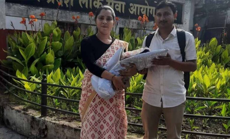 20 दिन की बेटी को गोद में लेकर DSP बनीं मैहर की वर्षा, पहली रैंक से किया इतिहास!