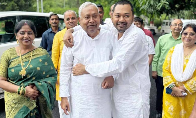 निशांत की राजनीति में धमाकेदार एंट्री, नीतीश कुमार की हरी झंडी का है इंतजार