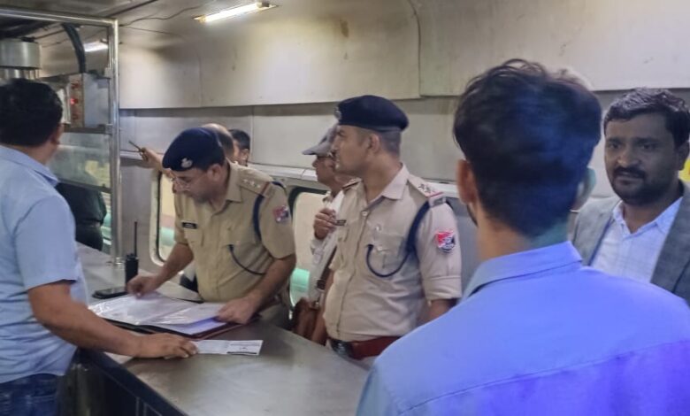 रेलवे स्टेशनों एवं ट्रेनो में अनाधिकृत वेंडरों पर बड़ी करवाई – Khabar Jagat