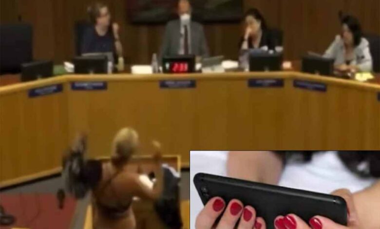 बोर्ड मीटिंग में महिला ने अचानक ऐसा किया कि सबके होश उड़ गए, वीडियो वायरल!