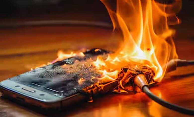 मोबाइल हो रहा है गर्म? फटने से पहले अपनाएं ये 4 आसान उपाय!