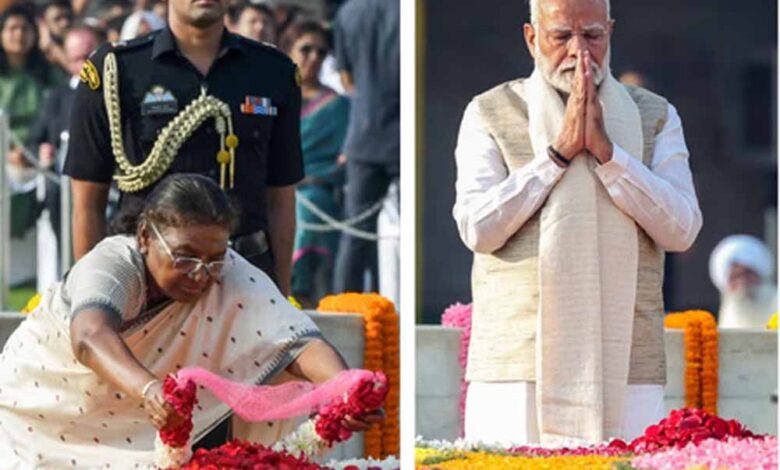 राजघाट पर प्रधानमंत्री और राष्ट्रपति ने बापू को नमन किया, दिया एकता का संदेश