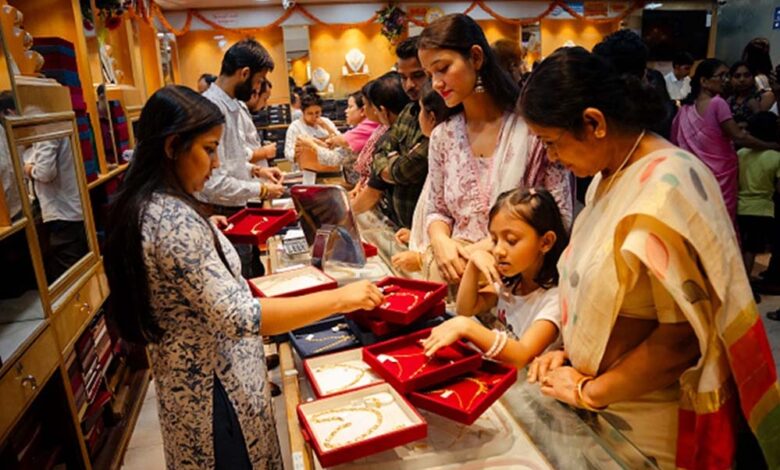 सर्राफा बाजार में सोना-चांदी के दामों में गिरावट, सोना ₹2600 और चांदी ₹4000 सस्ता