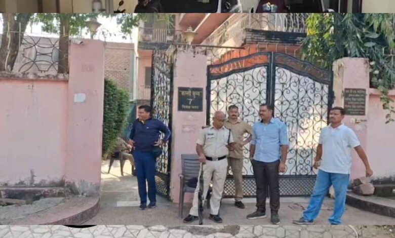 रिटायर्ड आबकारी अधिकारी धर्मेंद्र भदौरिया के 8 ठिकानों पर लोकायुक्त का छापा, 75 लाख कैश और डेढ़ किलो सोना बरामद