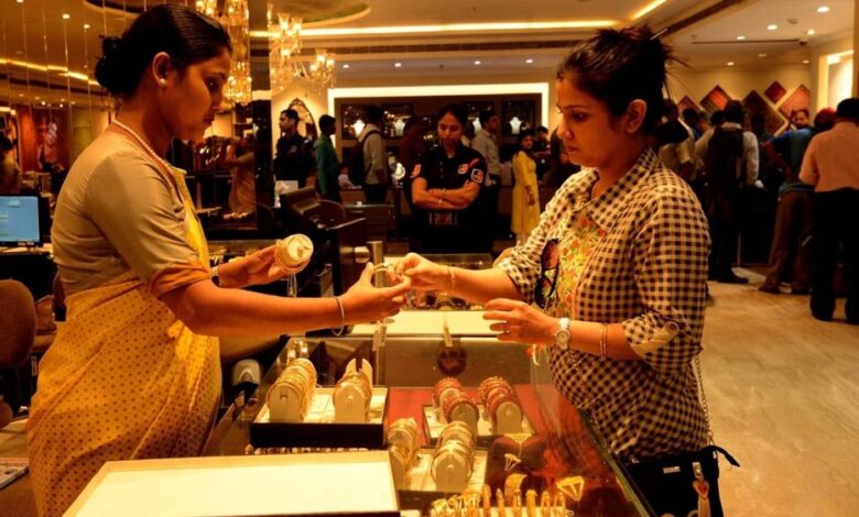 धनतेरस पर 50 हजार करोड़ की खरीदारी का अनुमान, गहनों से ज्यादा बढ़ा सिक्कों का क्रेज