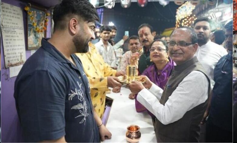 धनतेरस पर मामा का ह्यूमर! चांदी का सिक्का देखकर बोले – ‘महंगा है तो छोटा ले लेते हैं’