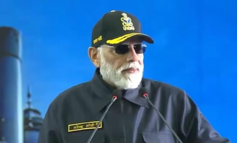 PM मोदी ने समुद्र में नौसेना संग मनाई दिवाली, INS विक्रांत का नाम सुनते ही कांपा पाकिस्तान