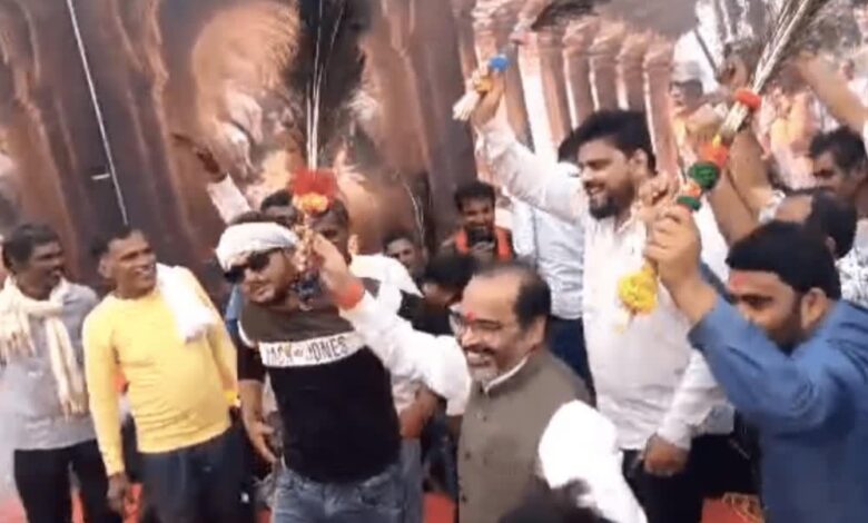 दिवारी नृत्य में मौनिया संग थिरके BJP विधायक अरविंद पटेरिया, मोरपंख लिए दिखा लोकसंस्कृति का रंग