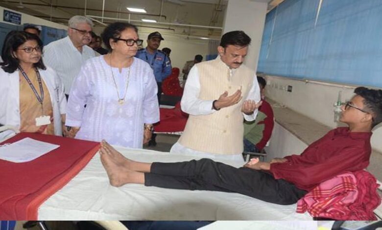 उप मुख्यमंत्री शुक्ल ने हमीदिया अस्पताल में कार्बाइड गन से प्रभावित युवाओं एवं बच्चों का हाल जाना