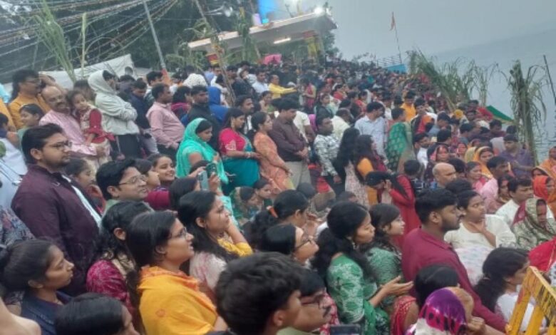 उगते सूर्य को अर्घ्य के साथ छठ पूजा संपन्न, देशभर के घाटों पर उमड़ा श्रद्धालुओं का सैलाब