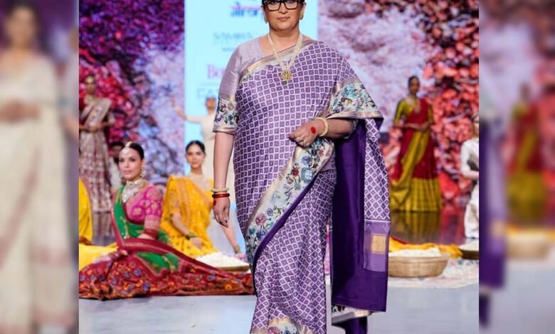 26 साल बाद रैंप पर स्मृति ईरानी की धमाकेदार वापसी, नंगे पैर की वॉक से चौंके मेहमान