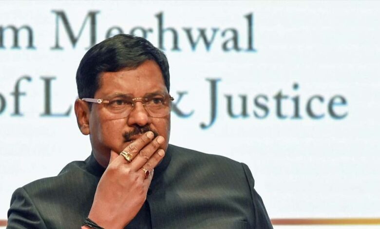 सुप्रीम कोर्ट में CJI बीआर गवई पर वकील ने जूता फेंका, आरोपी को पुलिस ने हिरासत में लिया