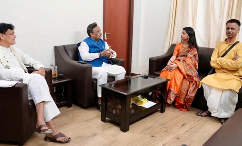BJP नेताओं से मुलाकात के बाद मैथिली ठाकुर ने दिया सियासत में आने का संकेत, बताई संभावित सीट