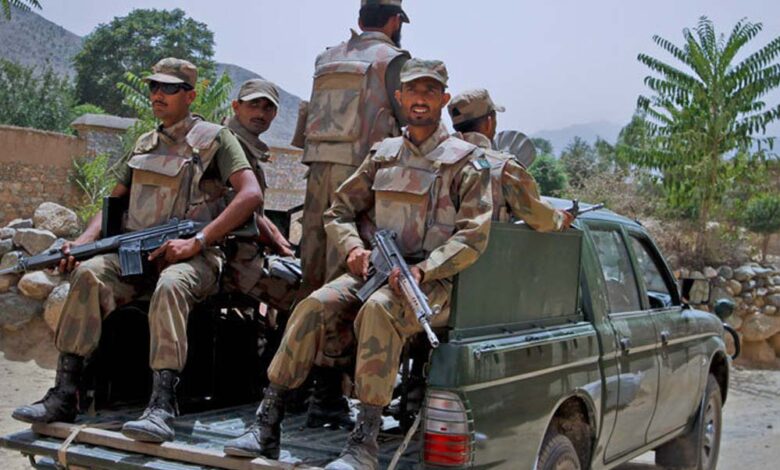 पाक सेना पर बम और गोलियों से वार, 11 जवान मारे गए – Khabar Jagat