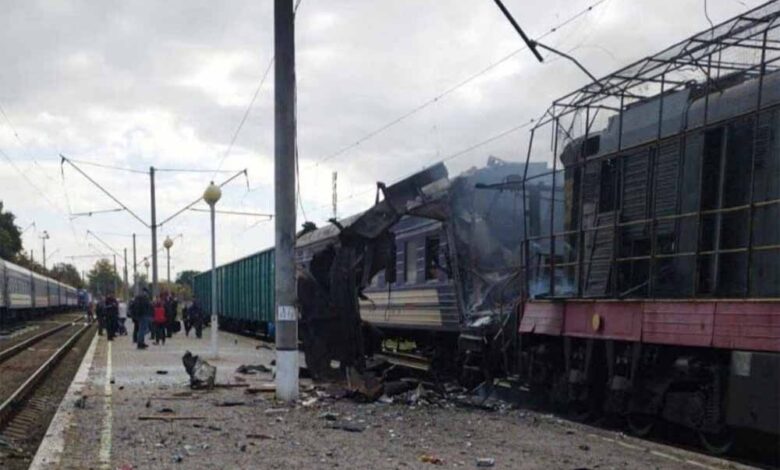 दो पैसेंजर ट्रेनों पर हमला, दर्जनों यात्री घायल – Khabar Jagat