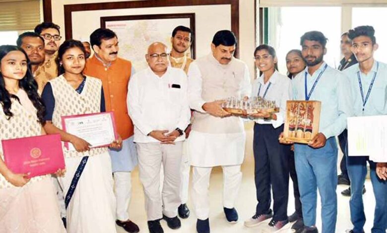 मुख्यमंत्री डॉ.यादव से आईटीआई के मेधावी प्रशिक्षणार्थियों ने की सौजन्य भेंट