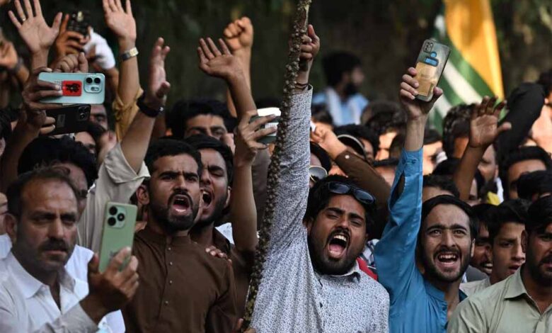 सुरक्षाबलों की फायरिंग से 12 की मौत, हालात बेकाबू – Khabar Jagat