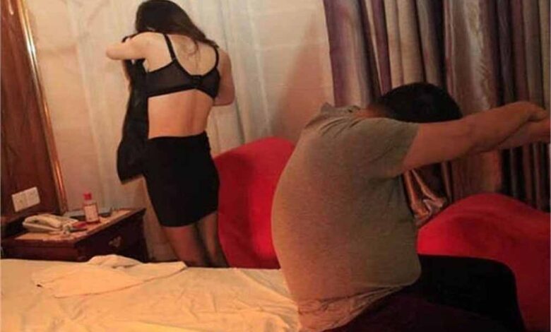 किराए के घर में चल रहा था सेक्स रैकेट, मोहल्ले की महिलाओं ने मचाया हड़कंप, पुलिस ने दबोचे तीन आरोपी