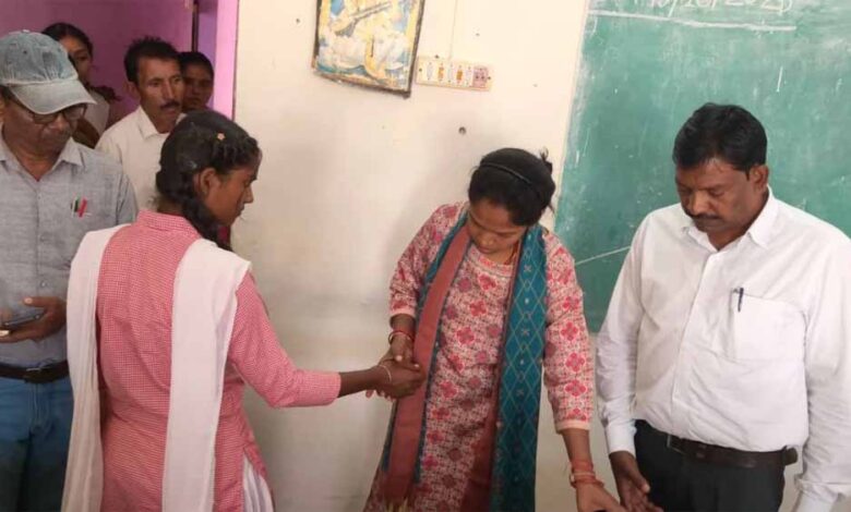 MP में प्राचार्य की क्रूरता! मामूली गलती पर छात्राओं की बेरहम पिटाई, 3 बेहोश और एक का हाथ टूटा