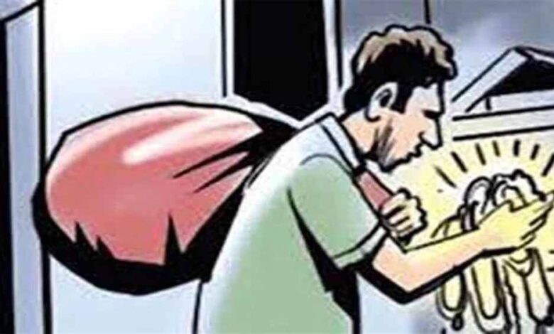 मध्यप्रदेश में सड़क पर ठगी! युवक ने कारोबारी की पत्नी से गहने छीने