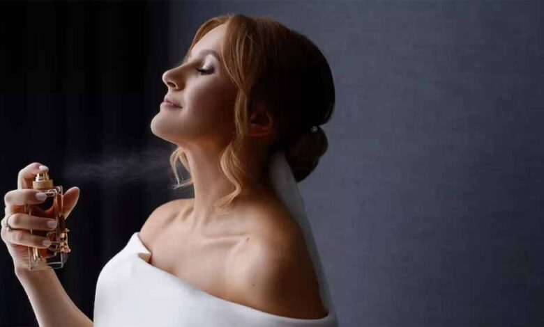 इन 5 बॉडी पार्ट्स पर लगाएं परफ्यूम, पूरे दिन महकती रहेंगी आप