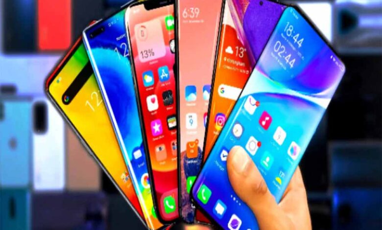 स्मार्टफोन खरीदना हुआ महंगा: टॉप ब्रांड्स ने बढ़ाई कीमतें, जानें वजह