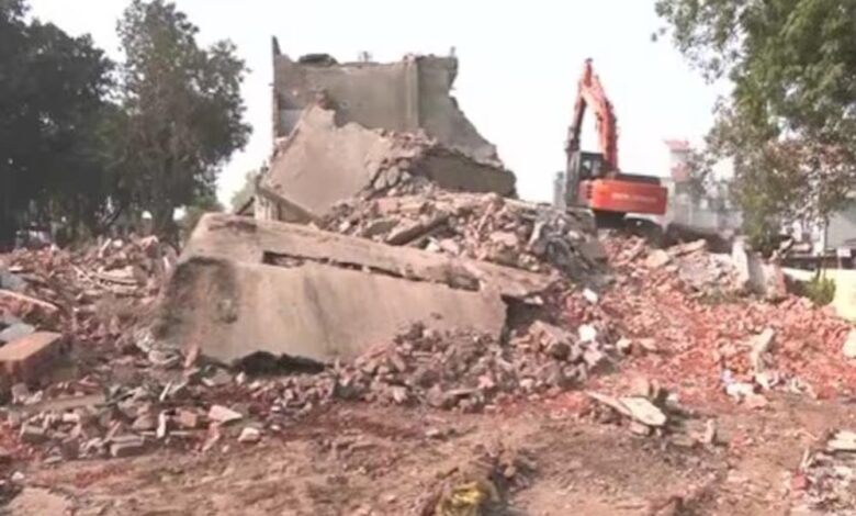 अहमदाबाद झील से अवैध कब्जा हटाने पहुँची 15 JCB मशीनें, 918 मकानों पर चला बुलडोज़र