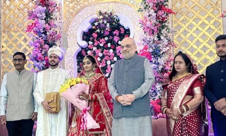 BJP कार्यालय के टाइपिस्ट की बेटी की शादी में शामिल हुए अमित शाह, सोशल मीडिया पर चर्चा