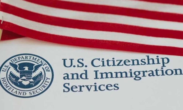 अमेरिकी एजेंसी ने मौके पर पहनाईं हथकड़ियां – Khabar Jagat