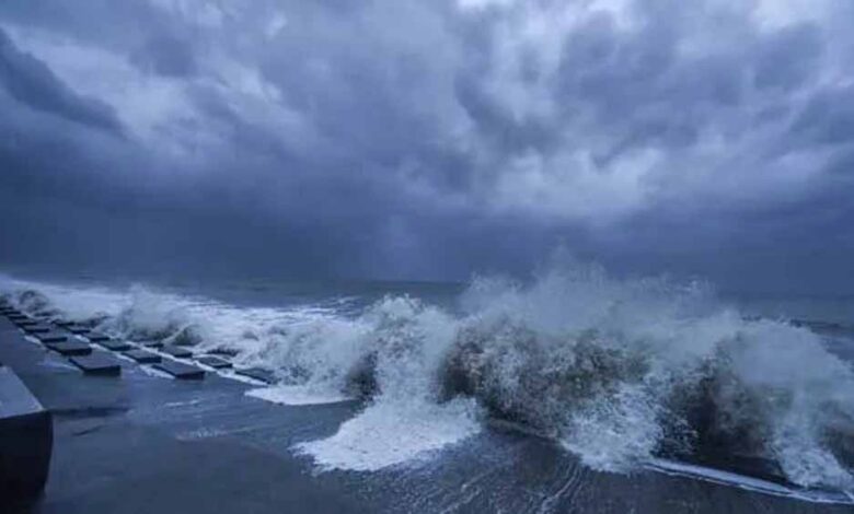 सेन्यार तूफान ने समंदर में बरपाया कहर — जानें कब तट से टकराएगा चक्रवात