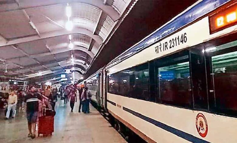 भोपाल-Delhi ट्रेनें रेंग रहीं पटरी पर! वंदे भारत को छोड़ बाकी एक्सप्रेस ट्रेनें घंटों लेट