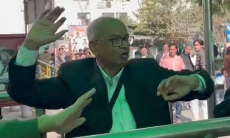 CJI पर जूता फेंकने वाले वकील की पिटाई, ‘सनातन’ के जयकारे से गूंजा परिसर