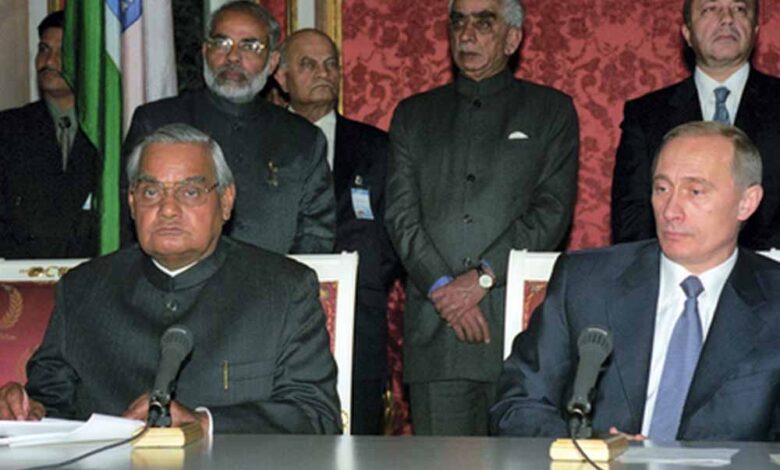 25 साल की दोस्ती का असर! भारत दौरे से पहले पुतिन–मोदी की पुरानी तस्वीर ने मचाई हलचल